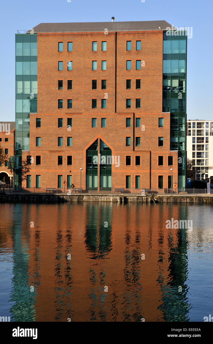 Moderne Ziegel und Glas Bürogebäude, 3 Muirfield Crescent, in London Canary Wharf Finanzviertel am inneren Millwall Dock Stockfoto