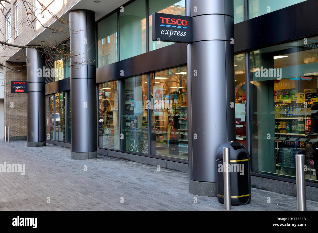 Tesco Express-Store in London Docklands Canary Wharf Stockfoto
