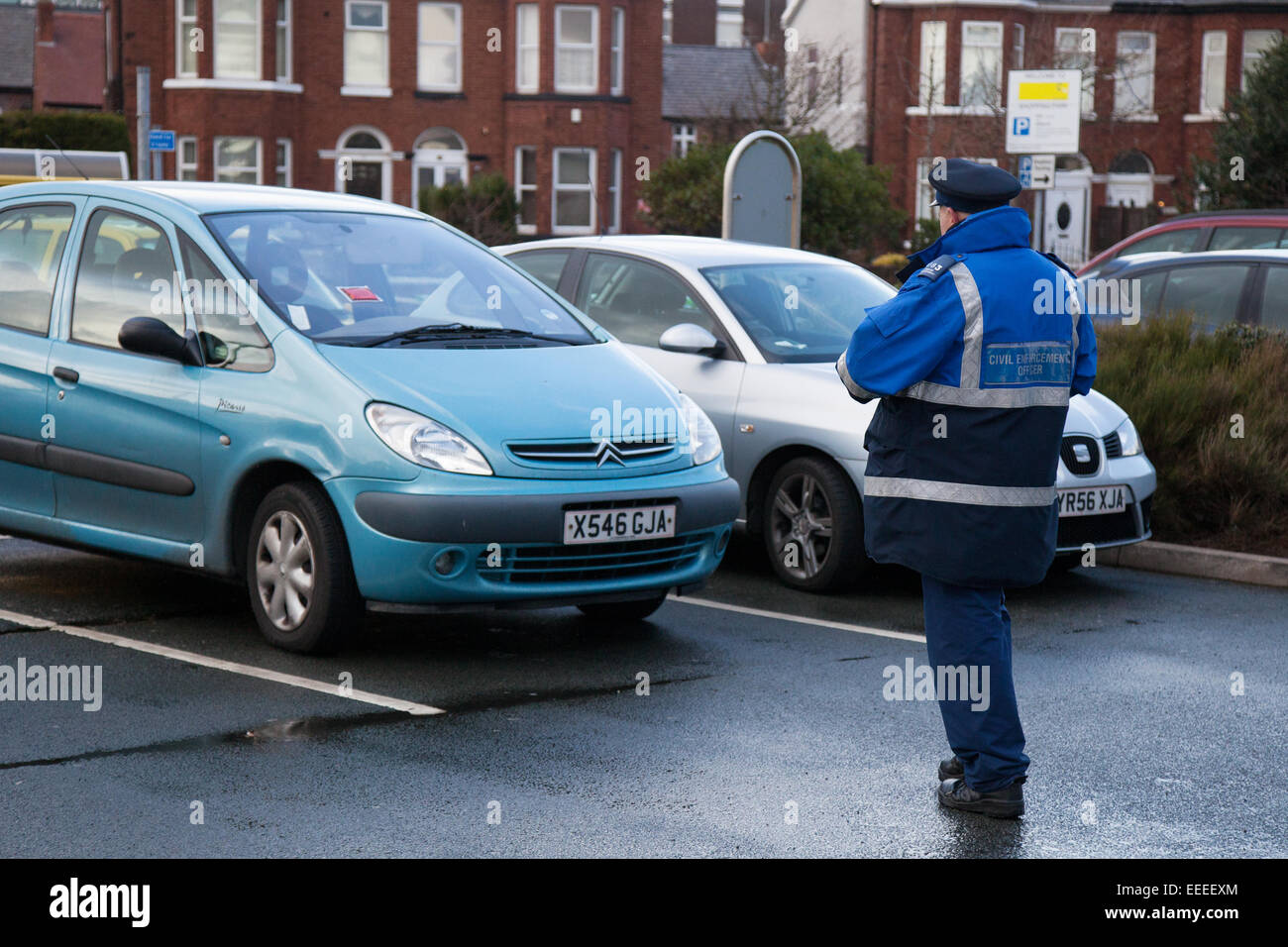 Southport, Merseyside, 16. Januar 2015.  12:15 _Parking Blitz zentrale 12 Retail Park.  Die Regierung ist durch die Einführung der obligatorischen 10 Minuten "Nachfristen" am Ende für kostenpflichtige und kostenlose Parkplätze auf der Straße reining übereifrige Parkplatz Durchsetzung verpflichtet; Räte und Parkplatz Wertungsrichter, wer über Strafe kostenlos Bekanntmachung Beschwerden auszuschließen, wäre verpflichtet, dem neuen gesetzlichen Regelwerk folgen; Jede Pflichtverletzung würde eine illegale bildenden und Trigger eine Rückerstattung. . "Southport premier Einzelhandel Zielwahl, mit einer Vielzahl von Geschäften und genügend Parkplätze."  Bildnachweis: Mar Photographics/Alamy Li Stockfoto