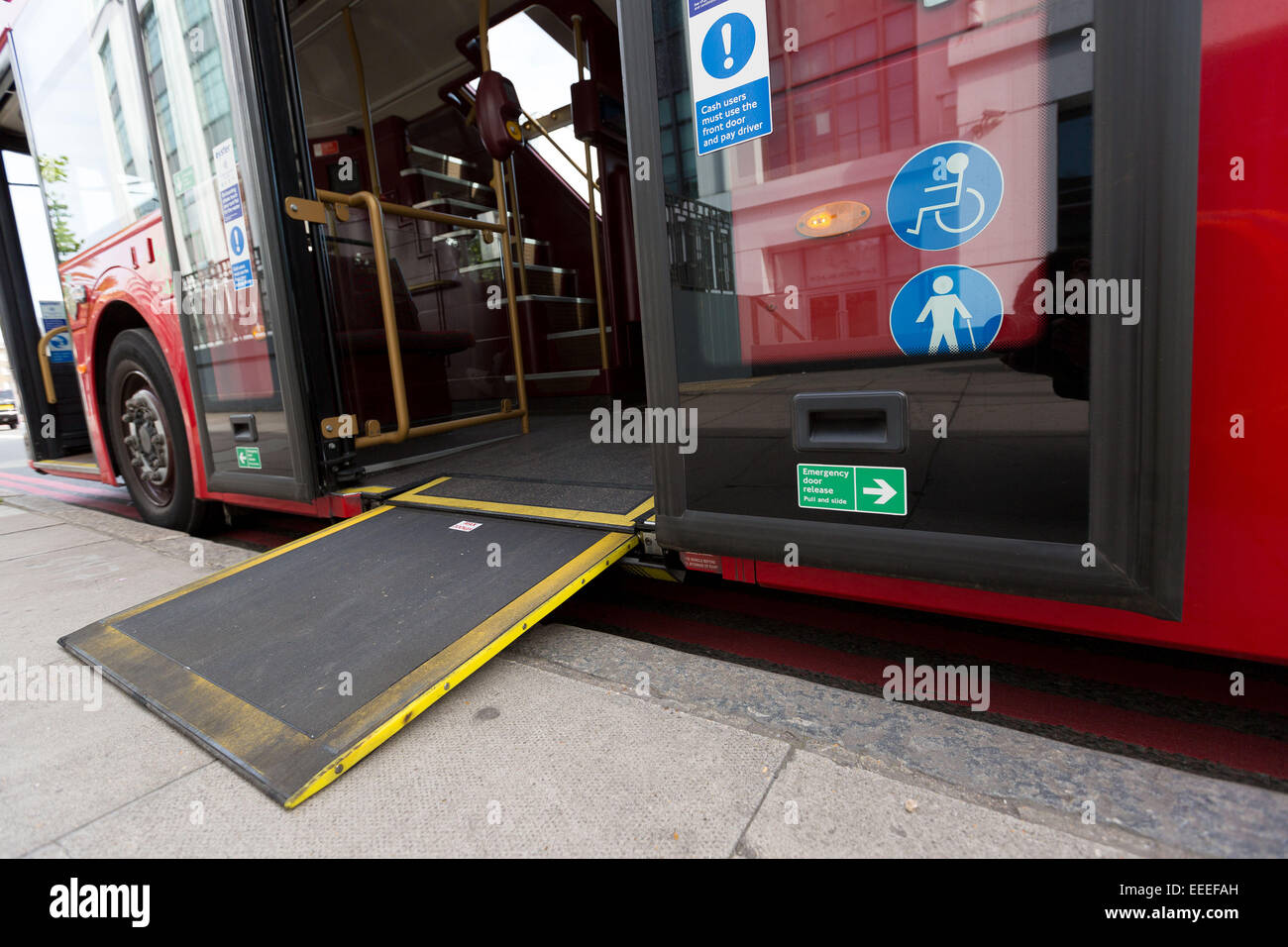 Rollstuhlrampe auf einem Londoner bus Stockfoto