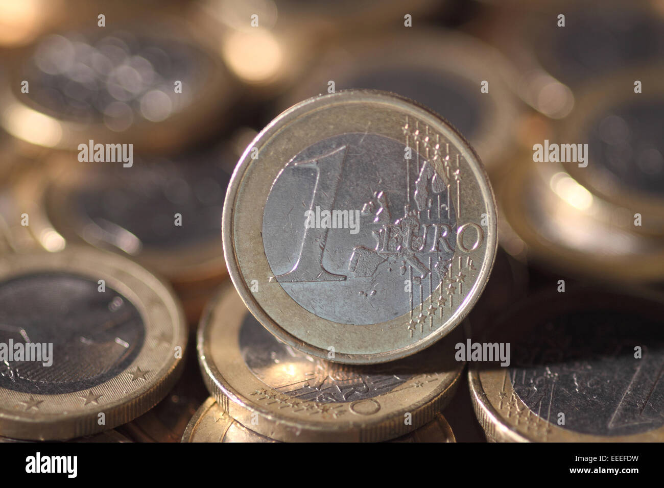 Ein-Euro-Münze mit Menge von Münzen Stockfoto