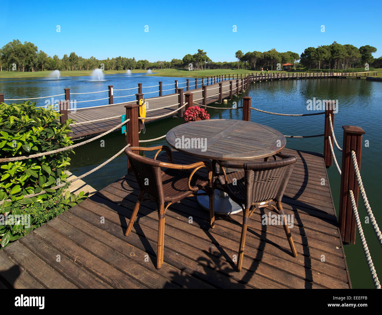Cafe auf dem künstlichen Teich Stockfoto