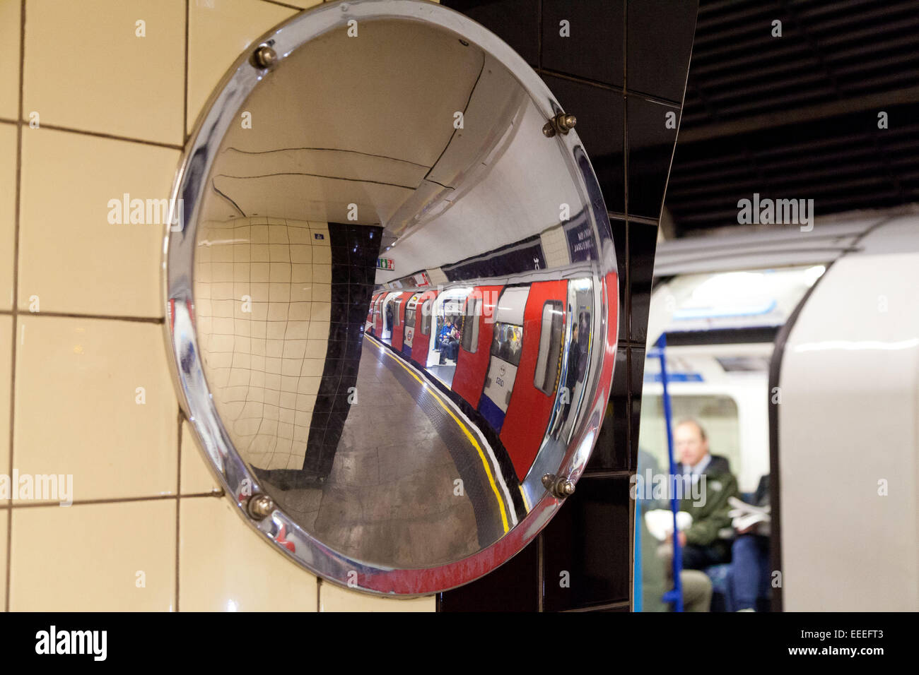 Sicherheitsspiegel auf einer Londoner U-Bahn-Plattform Stockfoto