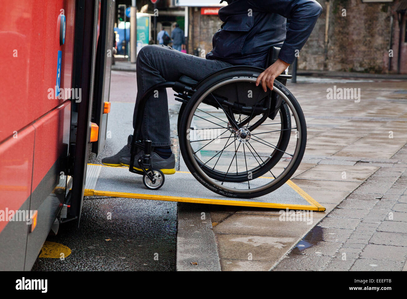 Rollstuhlfahrer einsteigen in einem Londoner bus Stockfoto