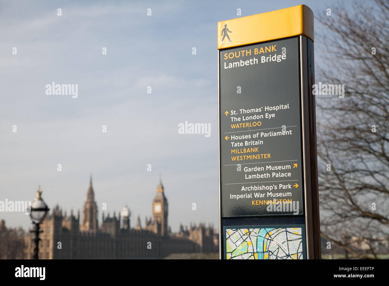 Gut lesbare London Signage in Lambeth Bridge mit Westminster im Hintergrund Stockfoto