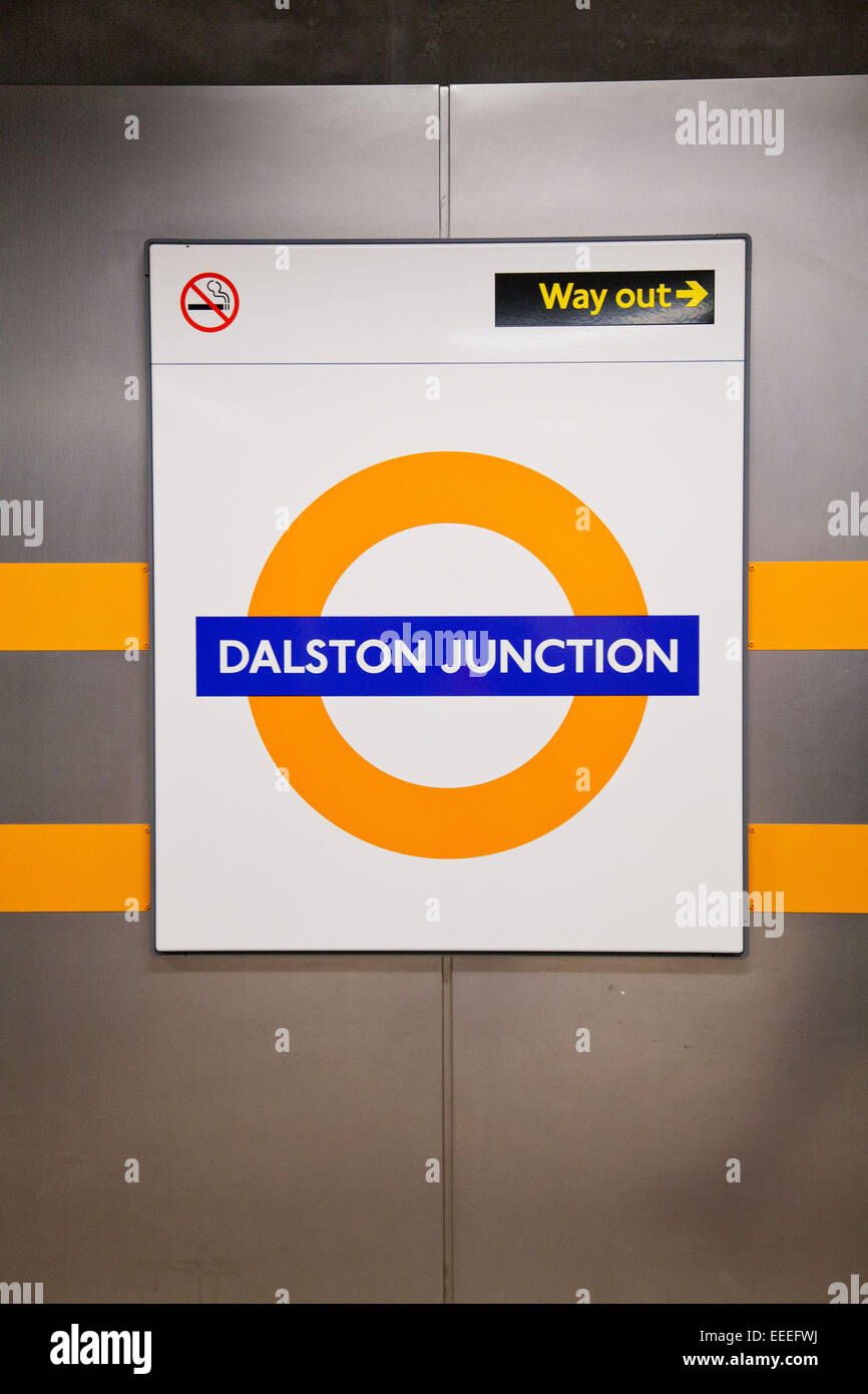 Bahnhof-Rondell in Dalston Junction Overground station Stockfoto