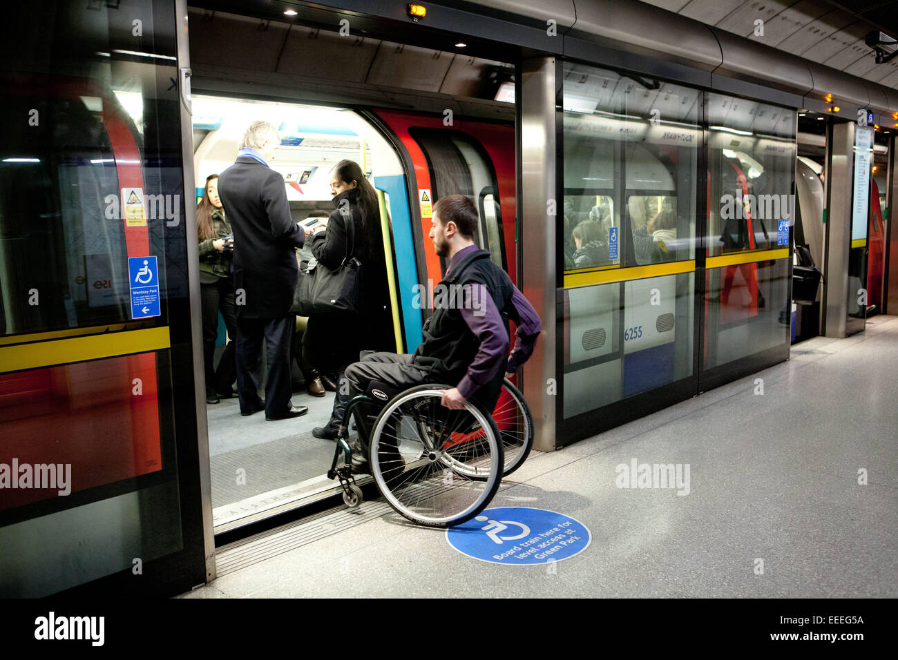 Rollstuhlfahrer, die Londoner U-Bahn Zug einsteigen Stockfoto