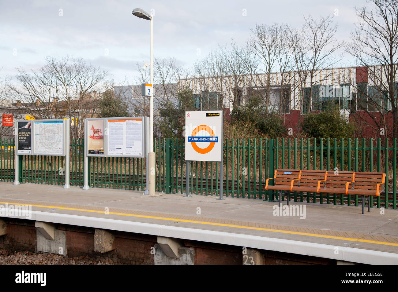 Plattformen am Bahnhof Clapham High Street Overground Stockfoto