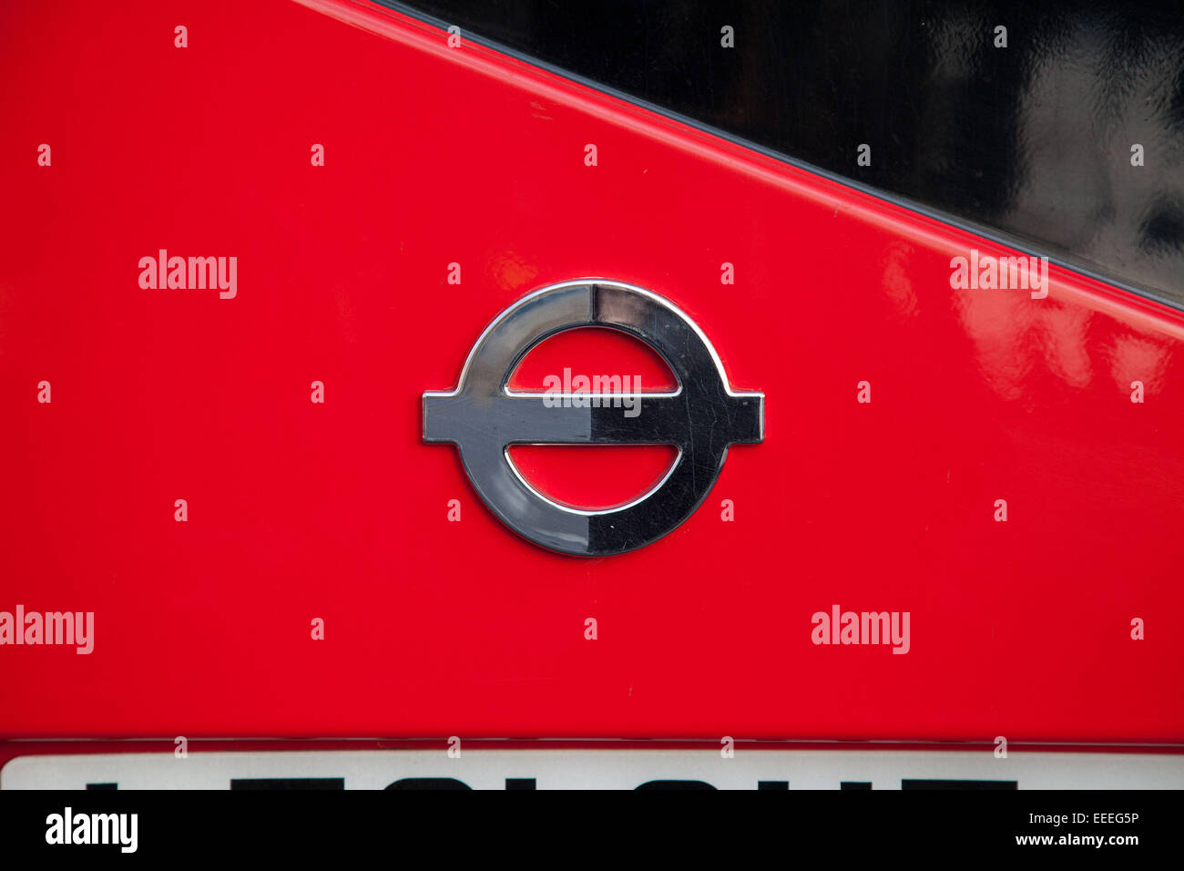 Silber-Logo auf einem Londoner bus Stockfoto