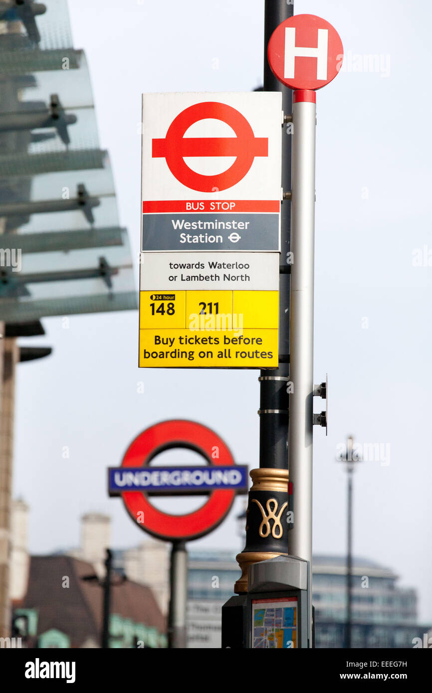 Nahaufnahme von Bus und tube Beschilderung außerhalb Westminster station Stockfoto
