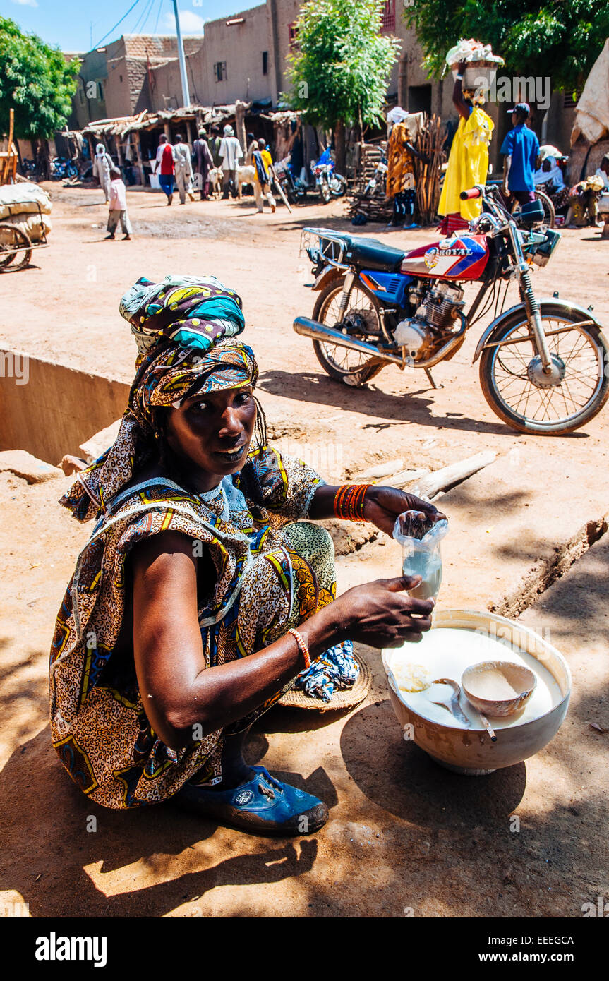 Fulbe-Frau verkaufen Milch auf den Straßen von Djenne, Mali. Stockfoto