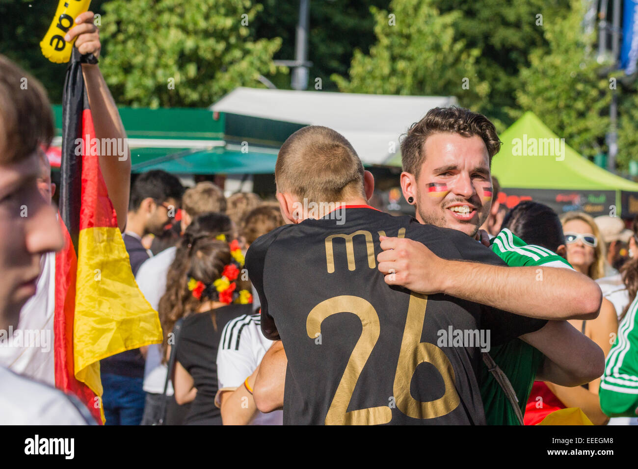 Fans feiern am Brandenburger Tor der deutschen Fußball-Nationalmannschaft bei der FIFA-WM in Brasilien, Berlin, Deutschland Stockfoto