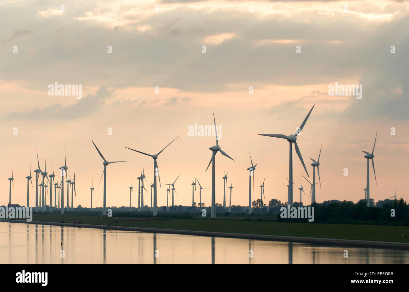 Emden, Deutschland, Windpark am äußeren Hafen Emden Stockfoto