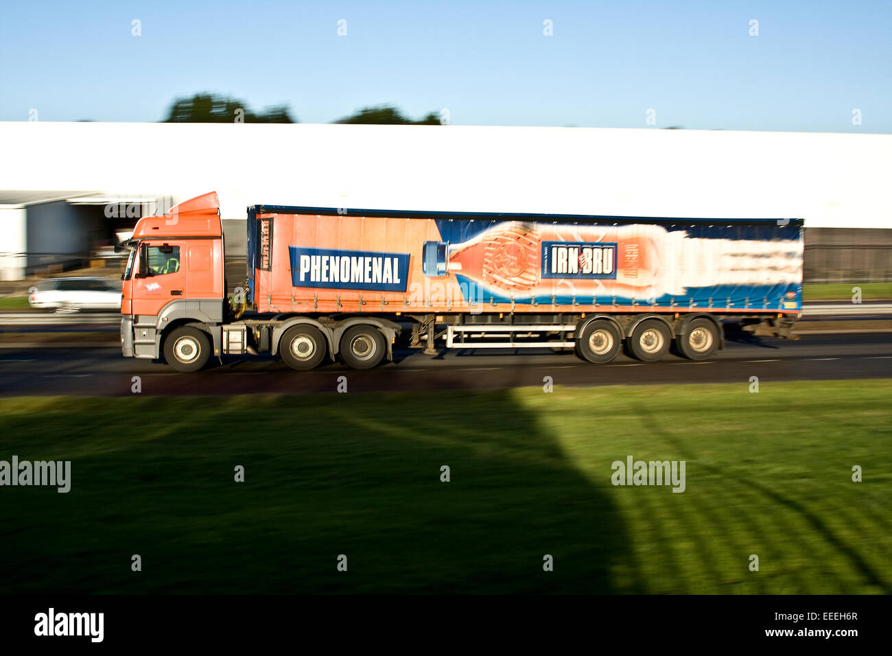 Ein "BARRS IRN BRU' Sattelschleppers Reisen entlang der Kingsway West Schnellstraße in Dundee, Großbritannien Stockfoto