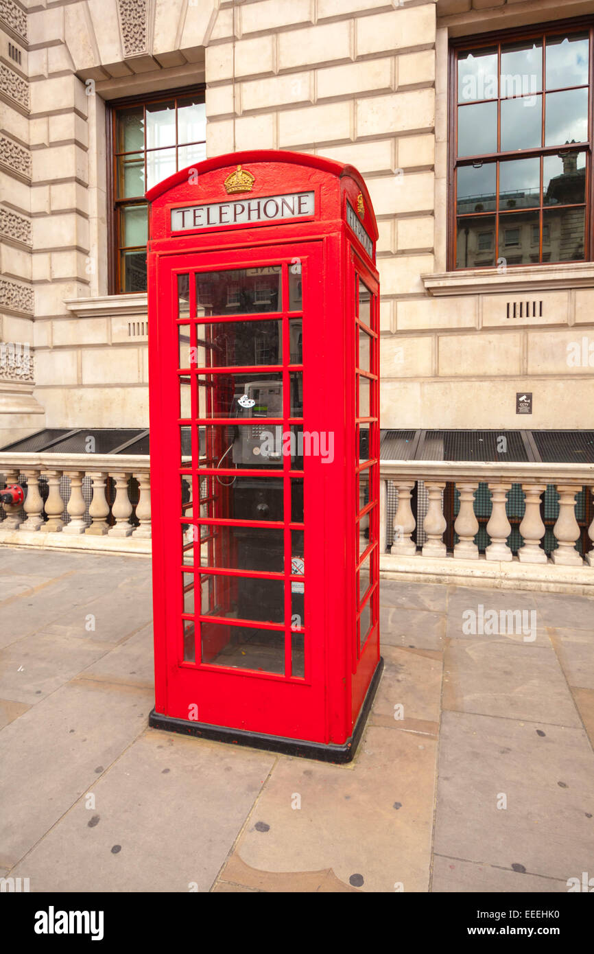 Traditionelles rotes Telefon box in London UK Stockfoto