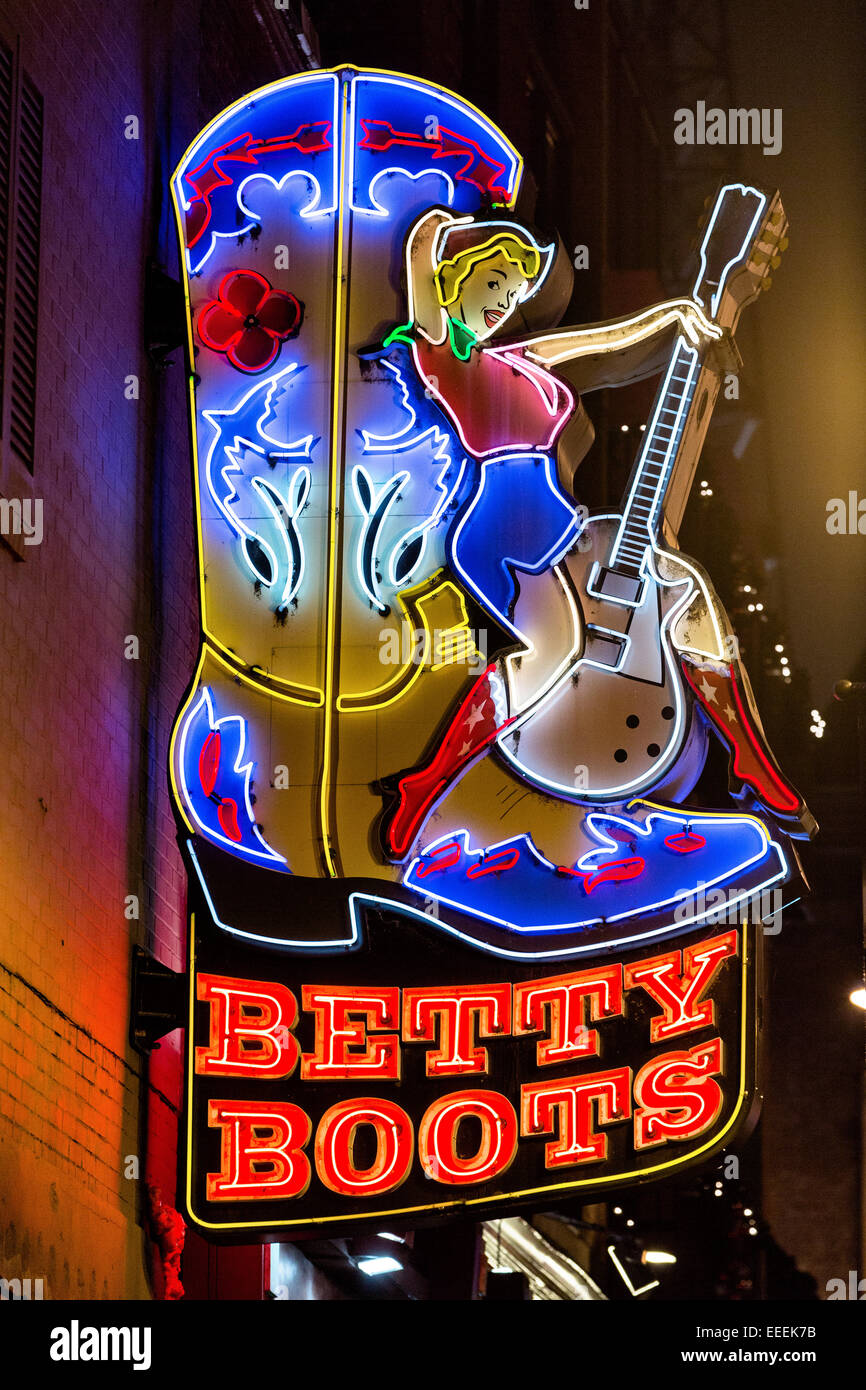 Leuchtreklame für Betty Boots und andere Larkin am lower Broadway in Nashville, TN. Stockfoto