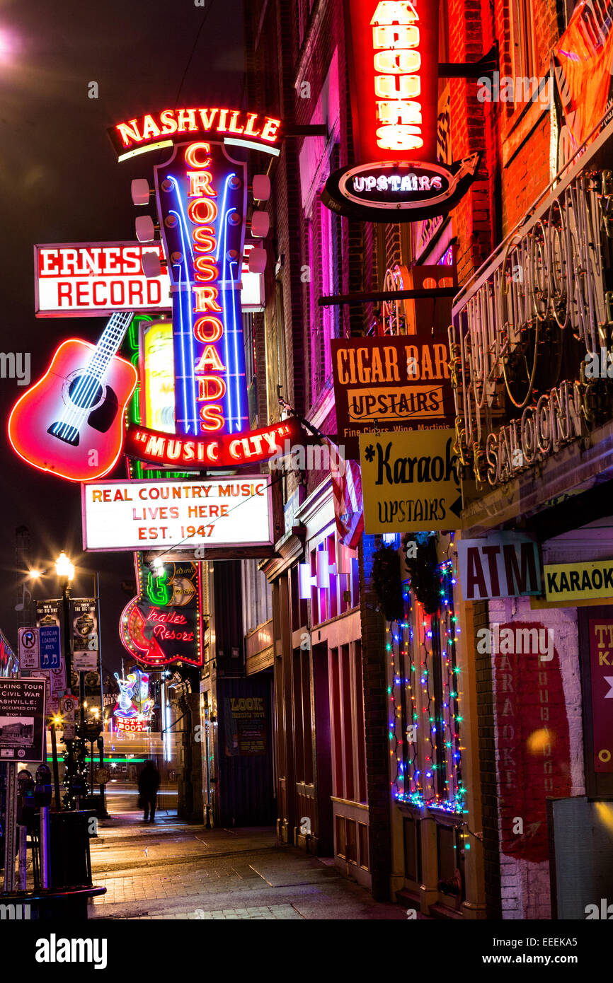 Neon Schilder für Kreuzungen, Ernest Tubbs und andere Larkin am lower Broadway in Nashville, TN. Stockfoto