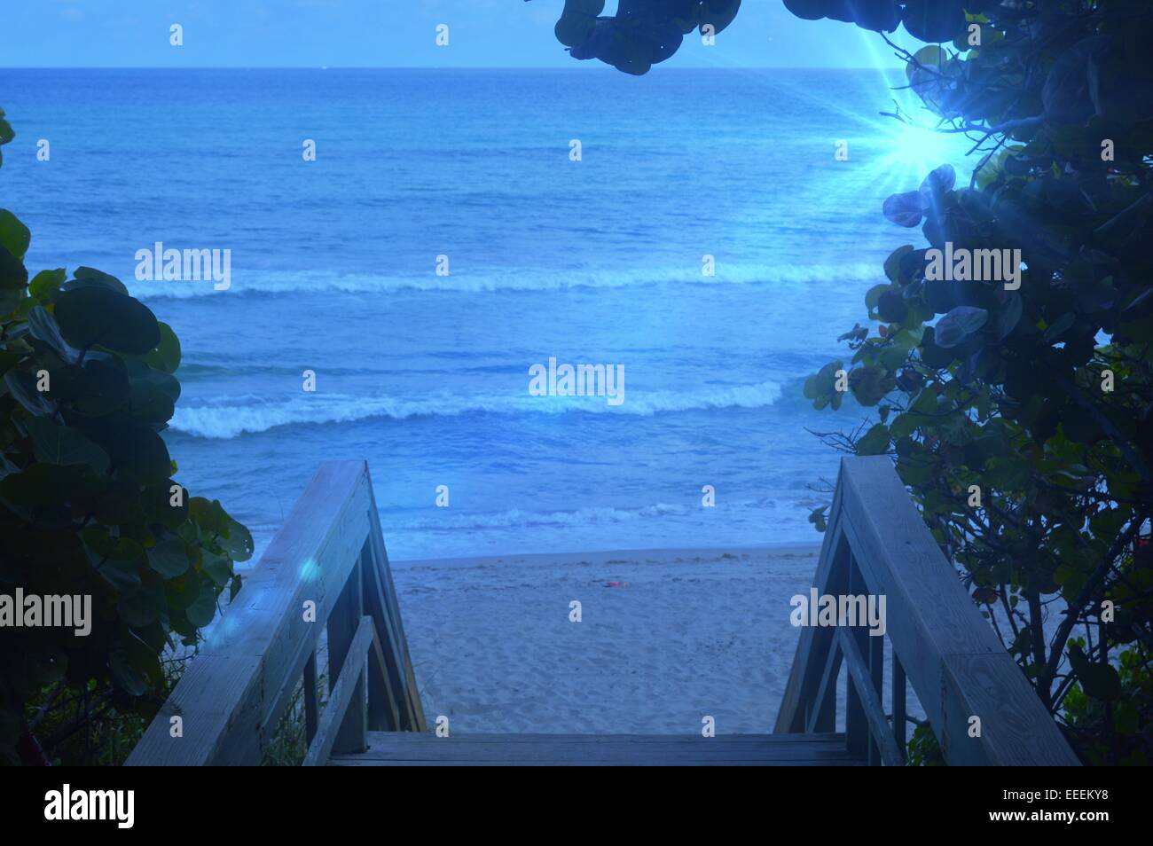 Treppe führt hinunter zum Strand in der Abenddämmerung Stockfoto