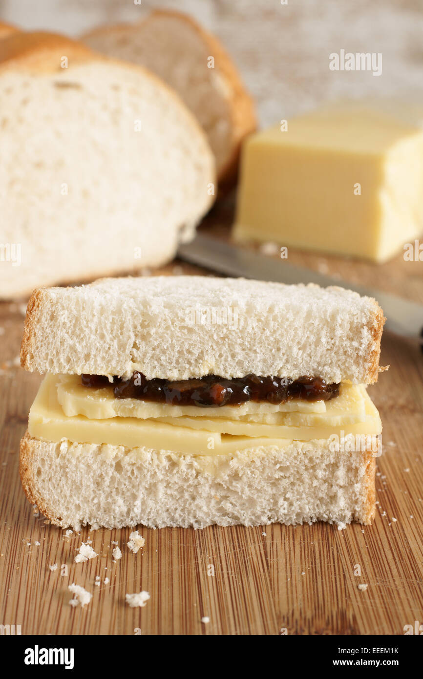 Hand geschnitten, Cheddar Käse und Gurke Sandwich gemacht mit hausgemachtem Brot Stockfoto