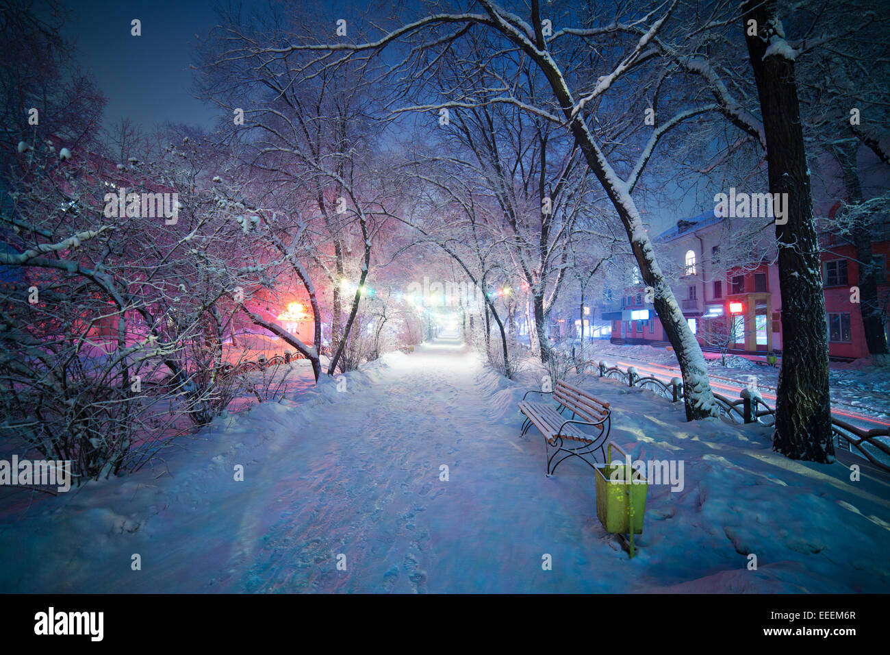 Stadt Winterlandschaft, Nacht-Gasse mit einer Bank, magische Atmosphäre. Abakan, Sibirien, Russland. Stockfoto