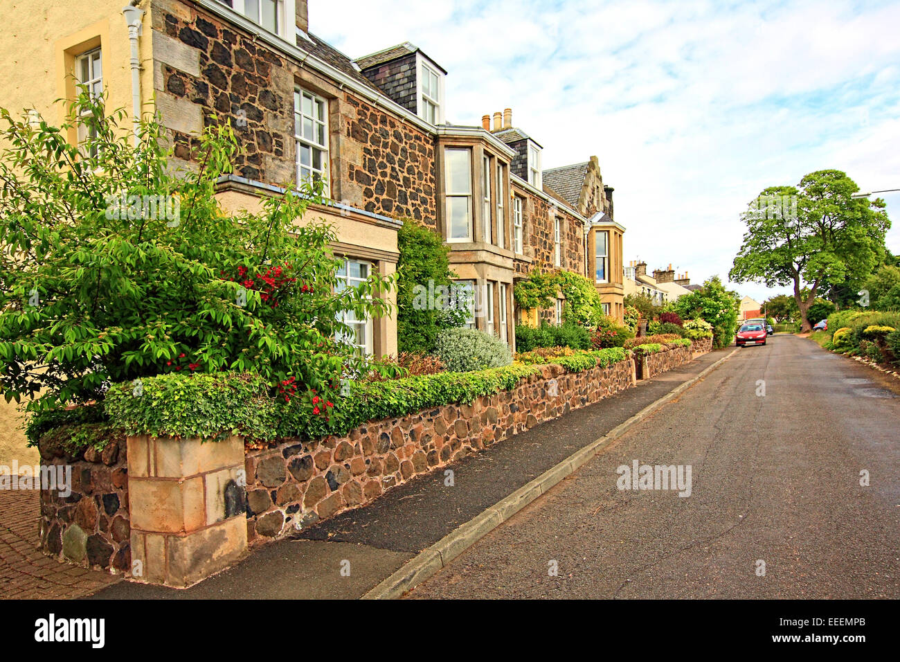 Schottische Häuser im Sommer Stockfoto