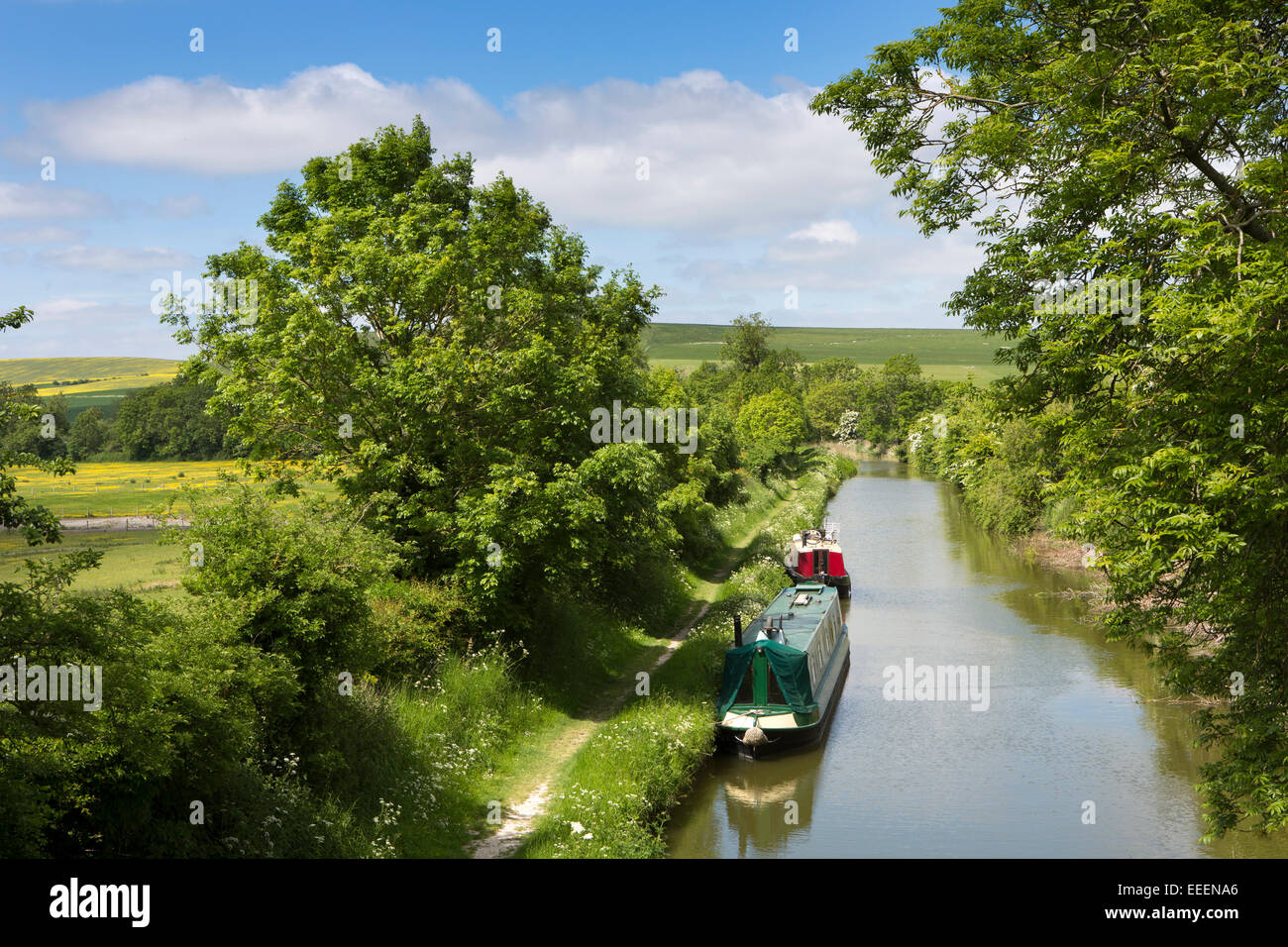 Großbritannien, England, Wiltshire, Vale of Pewsey, Horton, Narrowboats vertäut auf ruhigen Abschnitt Kennett und Avon Kanal Stockfoto