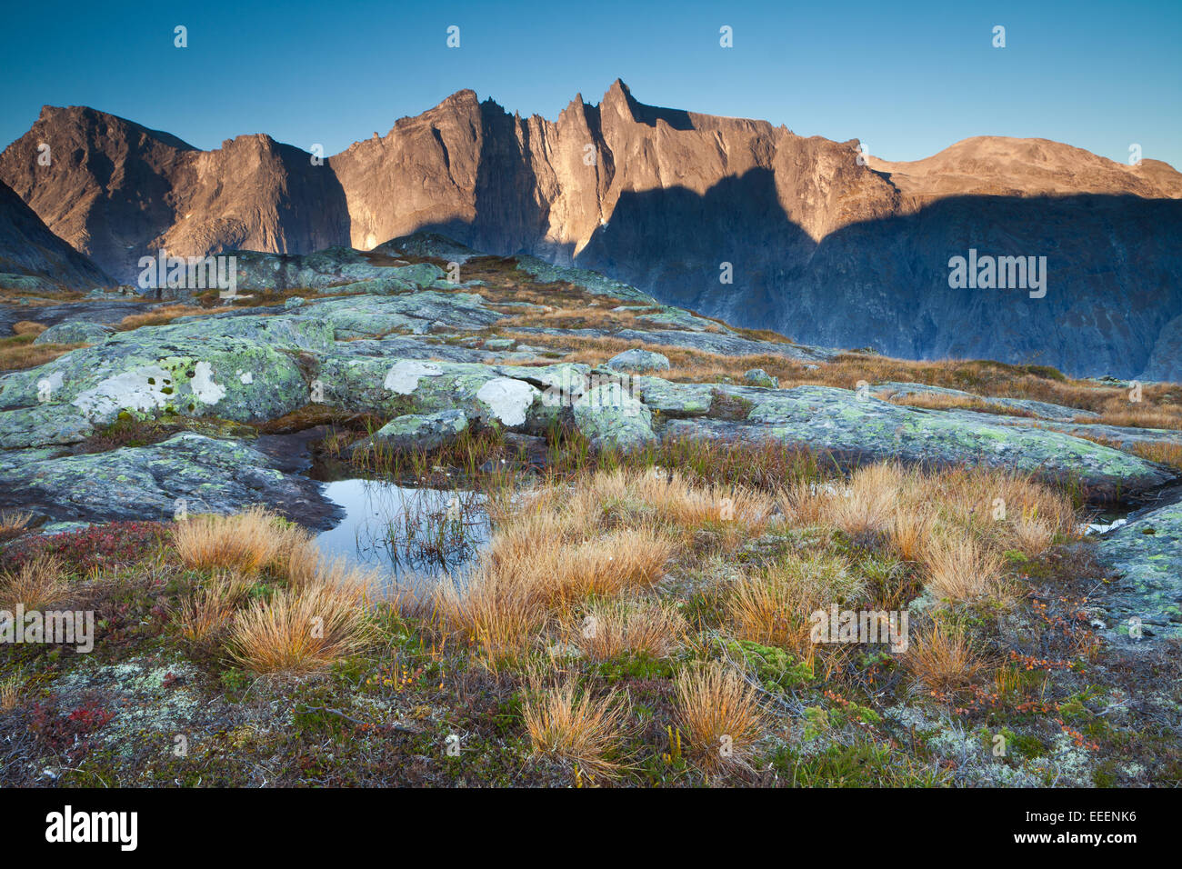 Früherbstliches Morgenlicht im Romsdalen Tal, in Møre Og Romsdal, Norwegen. Stockfoto