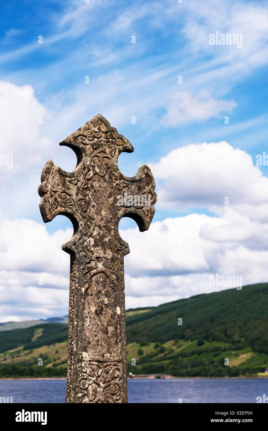 Eine sehr alte und dekorative Keltisches Kreuz am Ufer des Loch Fyne bei Inveraray in Schottland. Stockfoto