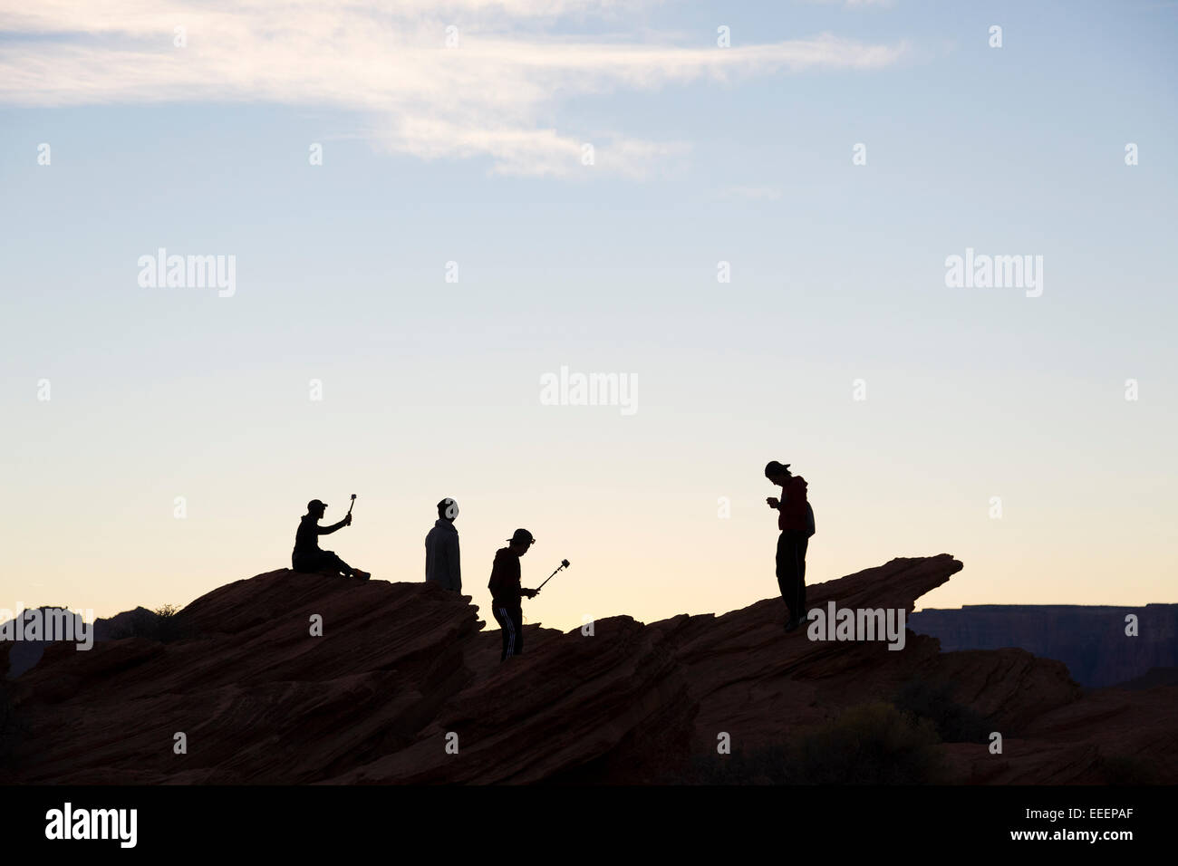PAGE, AZ Silhouetted Touristen mit Selfie sticks am Horseshoe Bend. Stockfoto