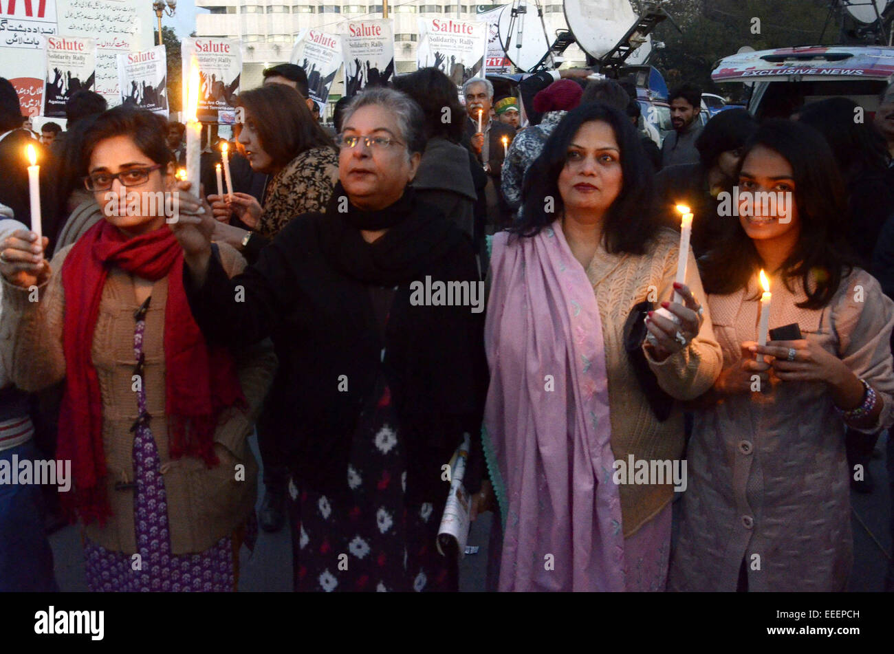 Lahore. 16. Januar 2015. Aktivisten der pakistanischen Zivilgesellschaft halten Kerzen während einer Protestaktion gegen den Terrorismus in Lahore, östlichen Pakistan am 16. Januar 2015. © Schröder/Xinhua/Alamy Live-Nachrichten Stockfoto