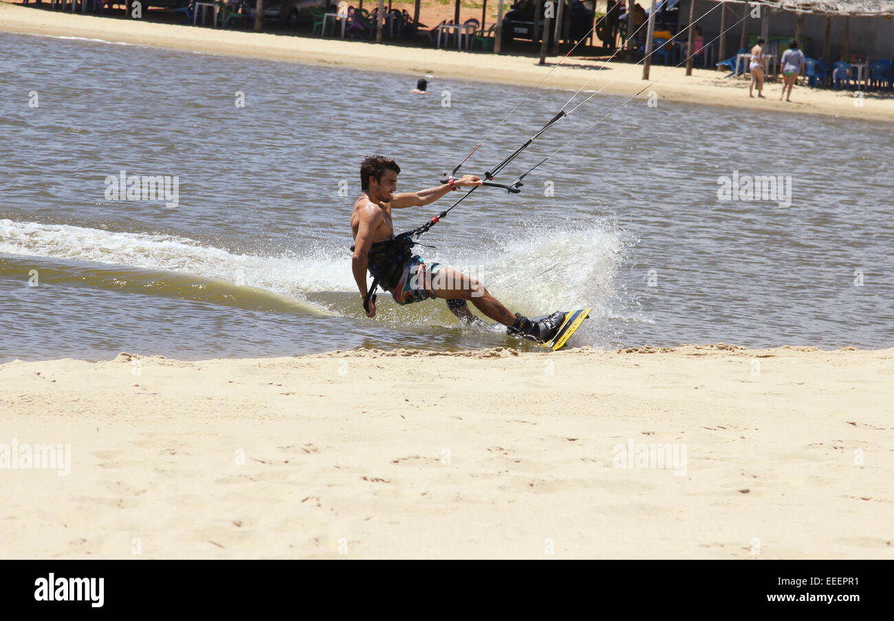 CUMBUCO Strand, FORTALEZA/Brasilien - Dezember 7: Ein nicht identifiziertes Kitesurfer in Cauipe Lagune Ausbildung Kite surfen am 07 Dezember, 20 Stockfoto