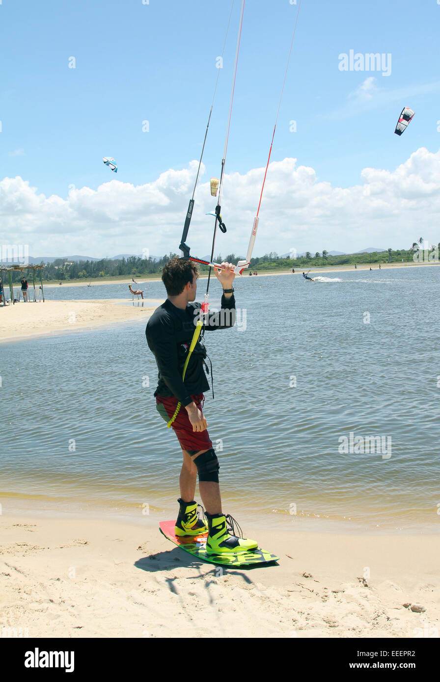 CUMBUCO Strand, FORTALEZA/Brasilien - Dezember 7: Ein nicht identifiziertes Kitesurfer in Cauipe Lagune Ausbildung Kite surfen am 07 Dezember, 20 Stockfoto