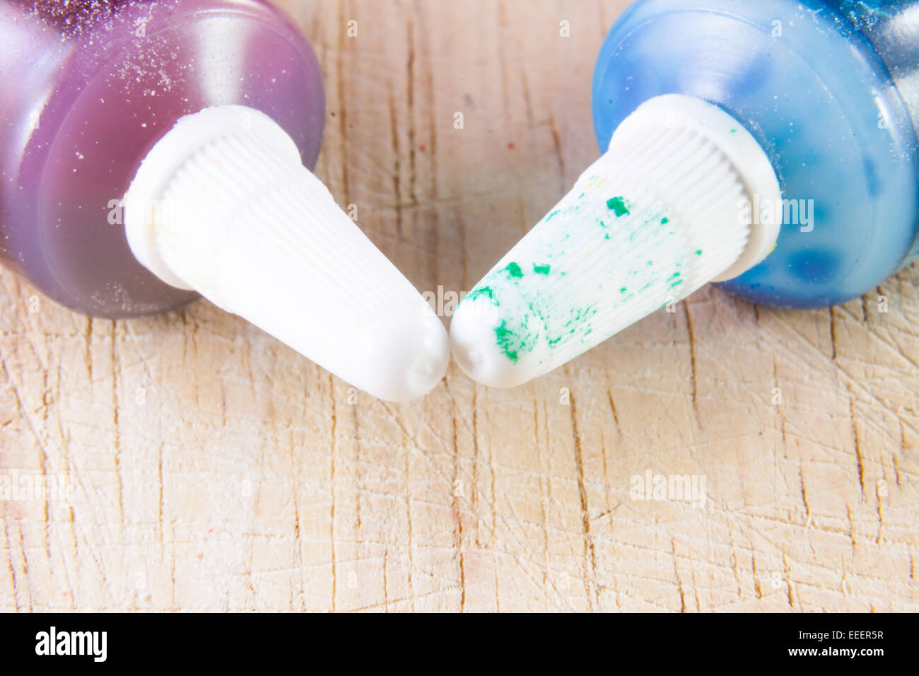 Rot und blau schmutzige Rohre. Lebensmittelfarben Stockfoto