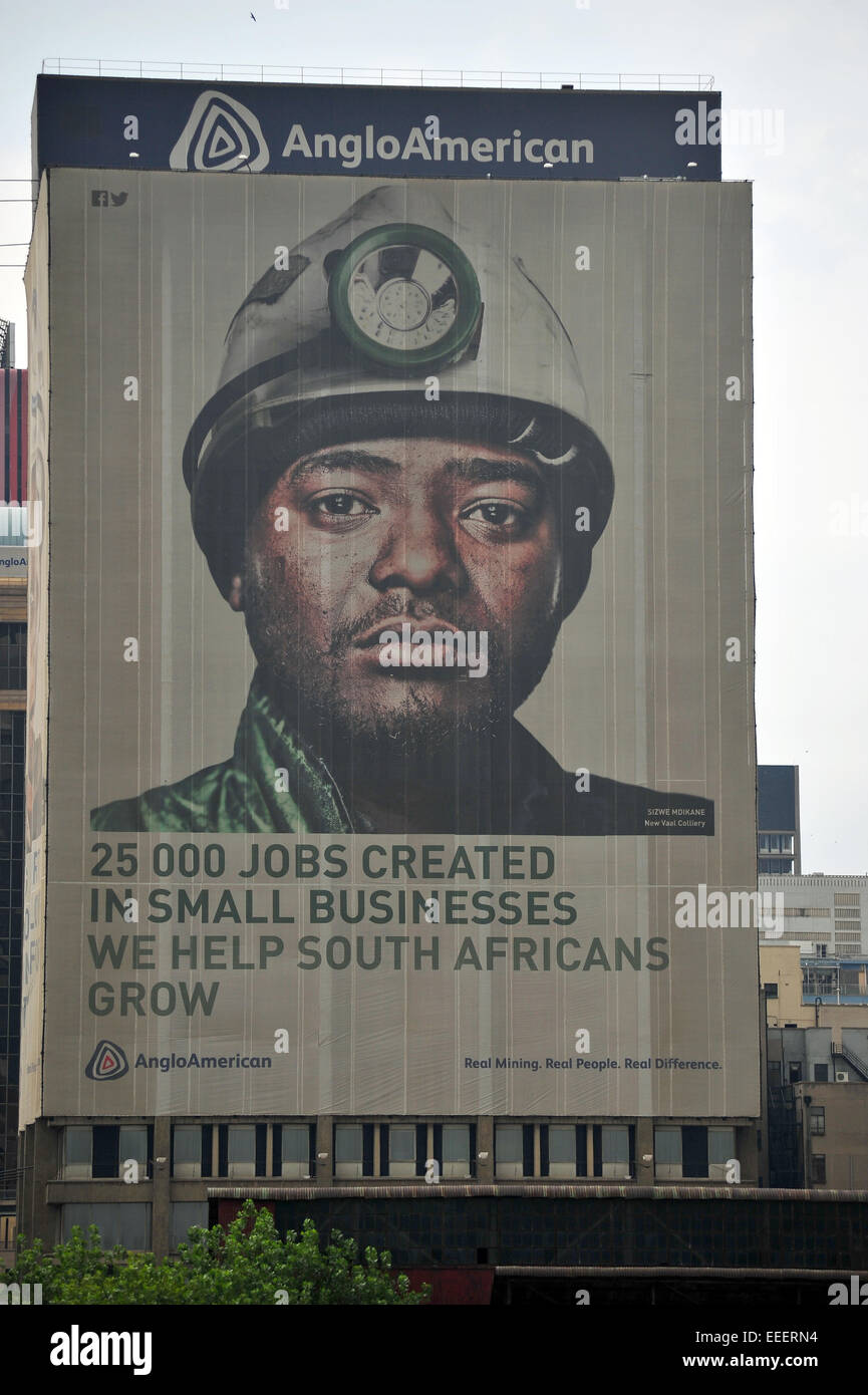 Aus der Ferne betrachtet ein Bergarbeiter Gesicht an der Seite eines Wolkenkratzers in Johannesburg Central Business District. Stockfoto