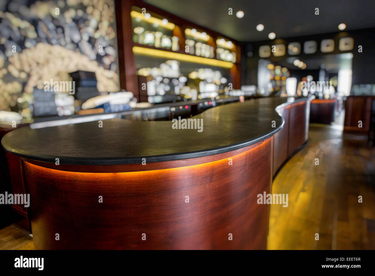 Eine Bar Top aus Schiefer mit Pub-Bar im Hintergrund Stockfoto