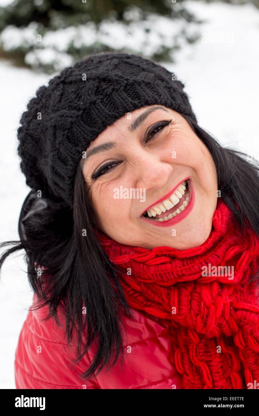 Schwarze behaarte Türkinnen Porträt auf einem verschneiten Tag-Hintergrund Stockfoto