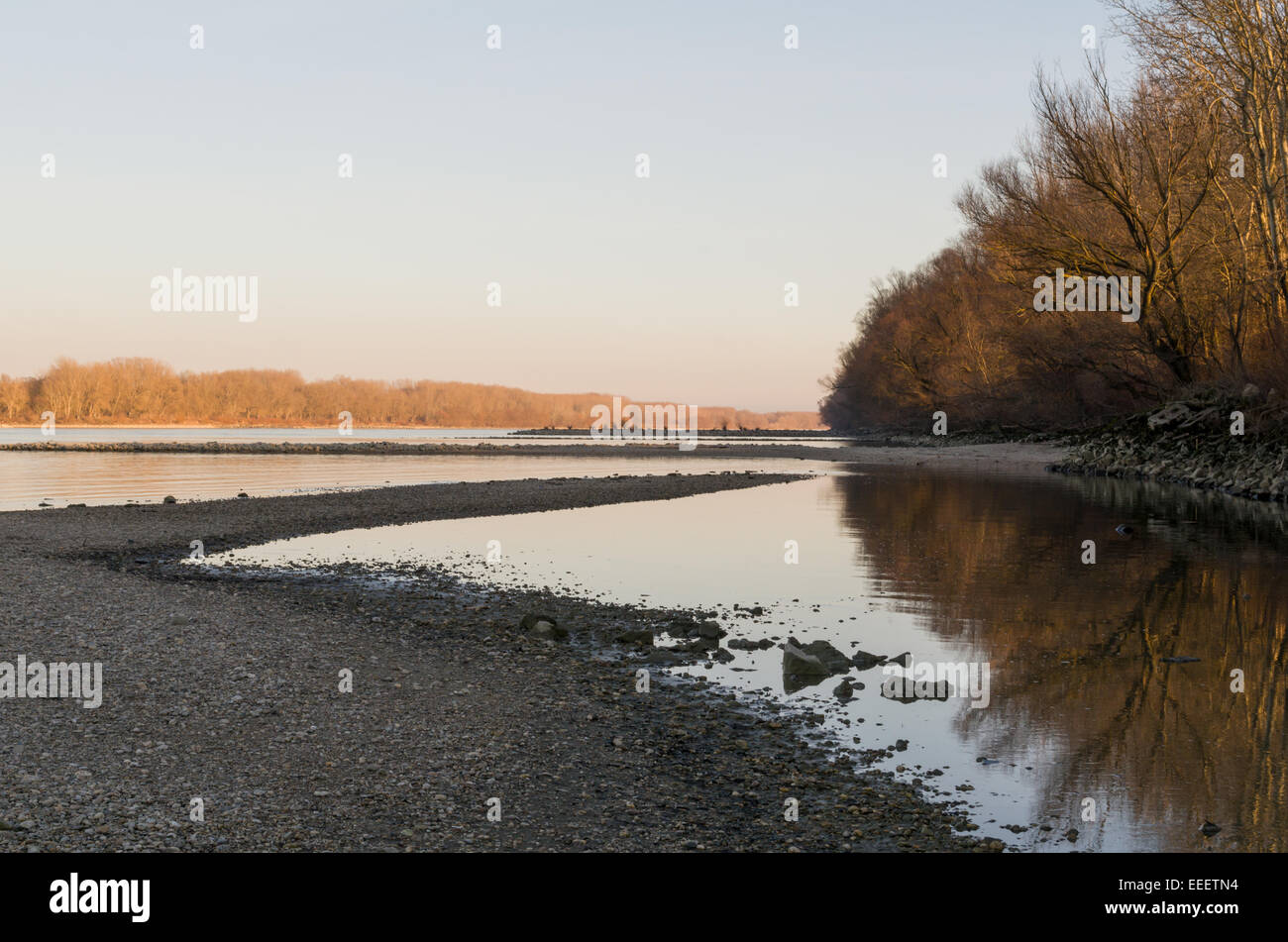 Niedrigen Wasserstand Donaulandschaft bei Sonnenuntergang Stockfoto