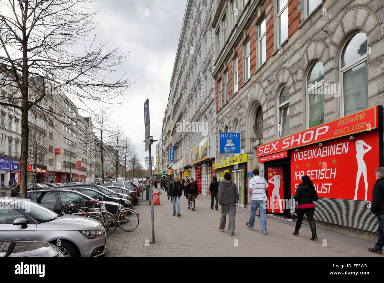 Hamburg, Deutschland, Passanten auf dem steinernen Damm Stockfoto