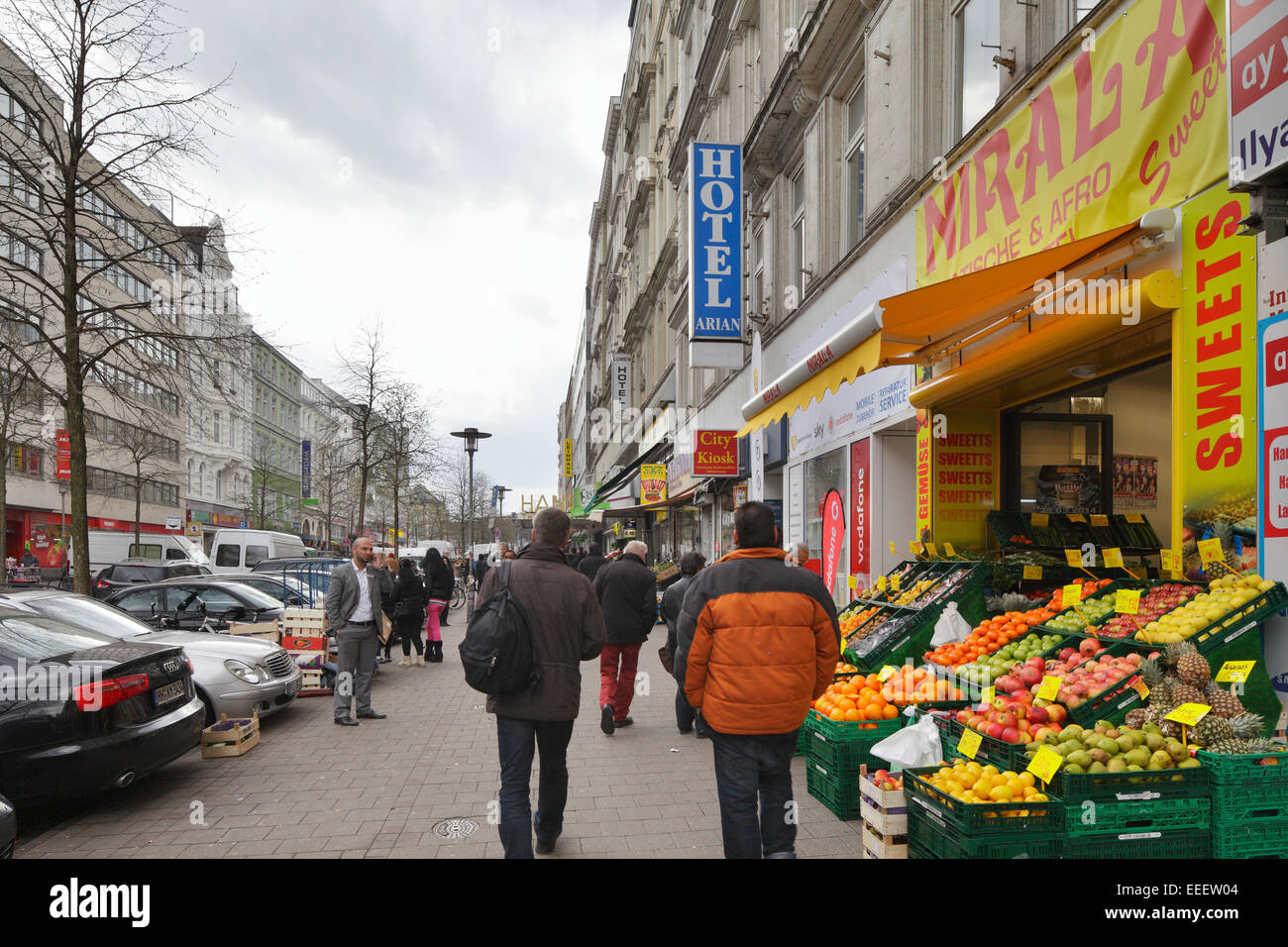 Hamburg, Deutschland, Passanten auf dem steinernen Damm Stockfoto
