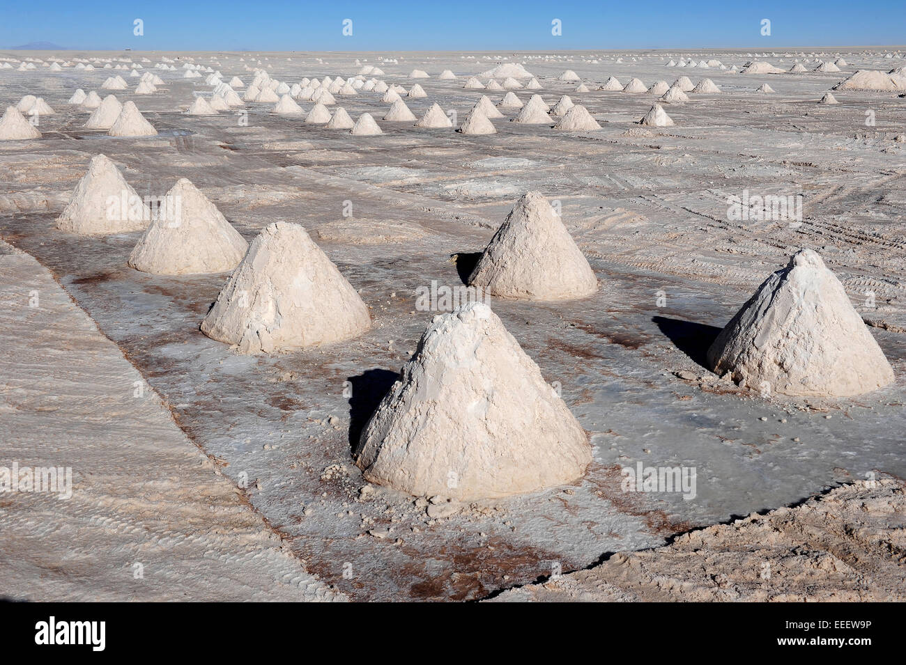 Grabhügel der geerntete Salz aus der Salar de Uyuni in Bolivien Punkt kann die Landschaft so weit das Auge sehen. Stockfoto