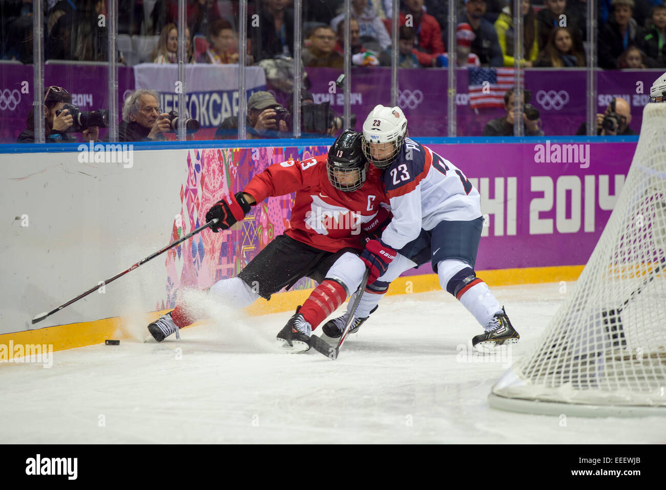 Caroline Ouellette (CAN)-13 und Michelle Picard (USA)-23 während eines Spiels auf die Olympischen Winterspiele Sotschi 2014 Stockfoto