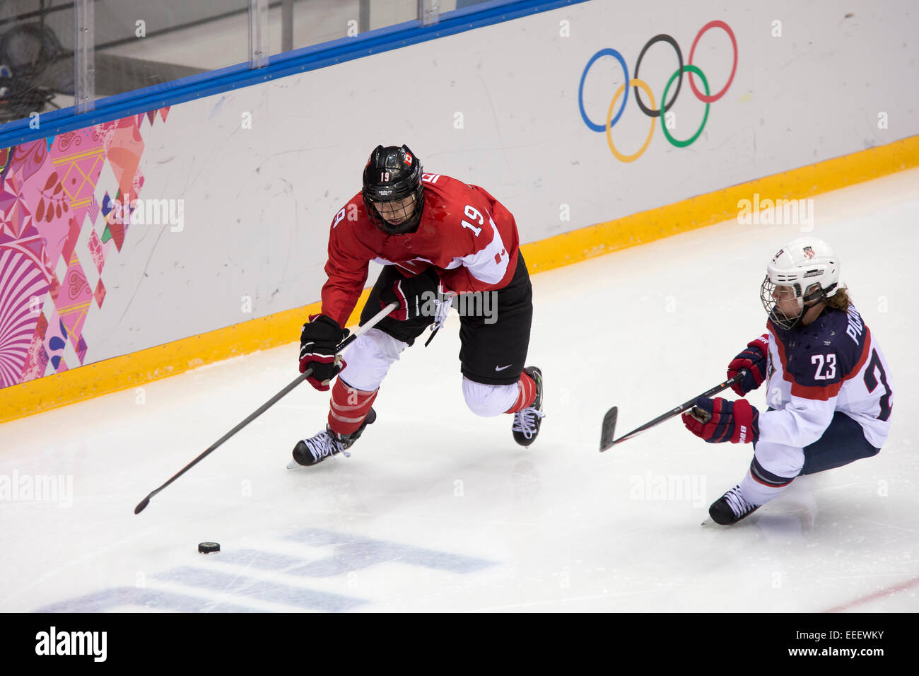 Brianne Jenner (CAN)-19 und Michelle Picard (USA)-23 während eines Spiels auf die Olympischen Winterspiele Sotschi 2014 Stockfoto