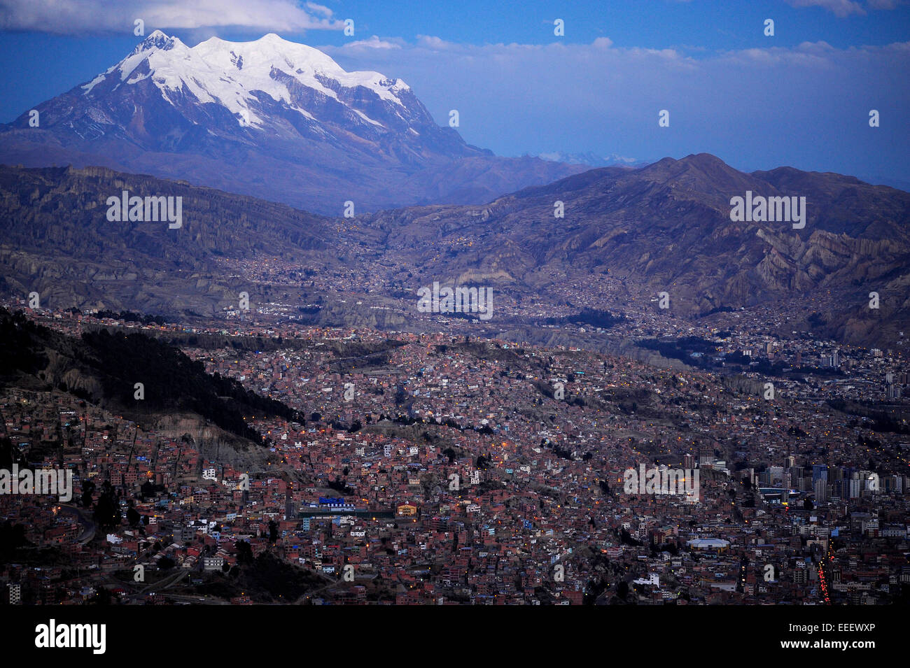 Die Stadt La Paz, Bolivien sitzt eine Höhe von 12.000 Fuß über dem Meeresspiegel und ist die höchste administrative Hauptstadt der Welt. Stockfoto