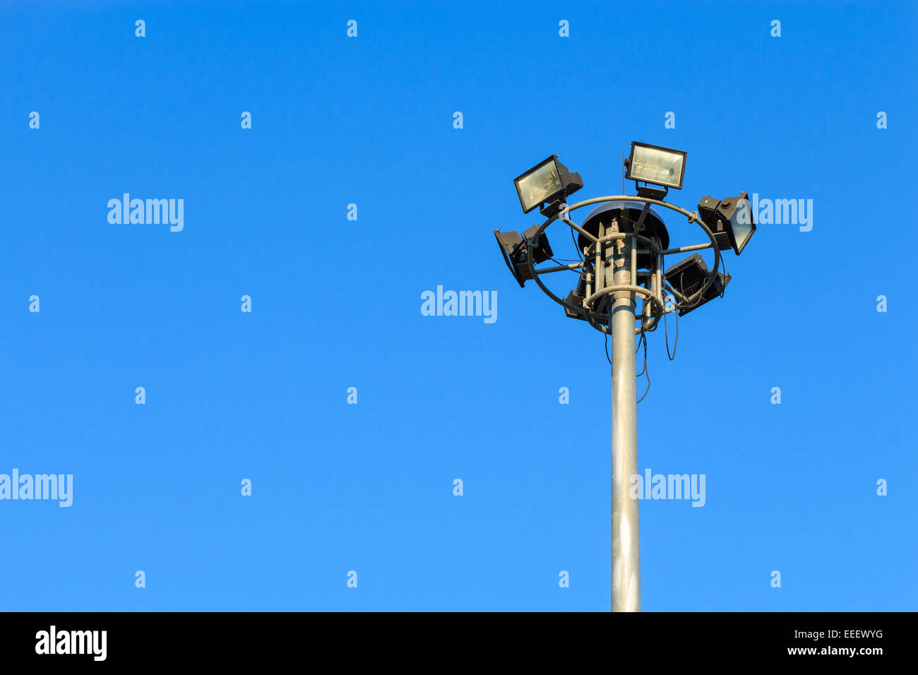 Scheinwerfer und blauer Himmel tagsüber in Thailand Stockfoto