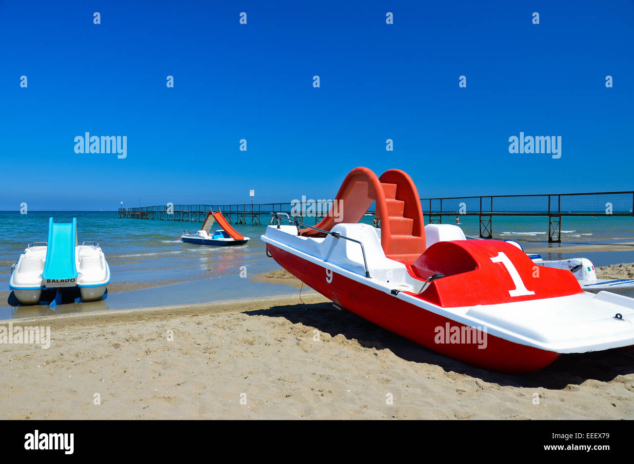 Rimini, Blick auf den Strand mit Tretbooten Stockfoto