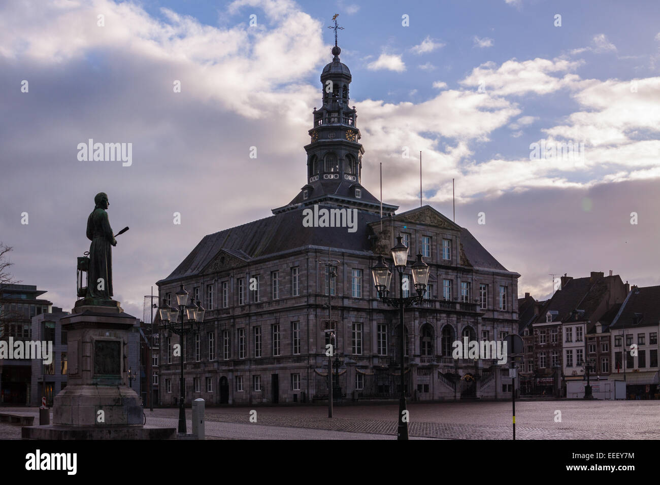 Das Rathaus der niederländischen Stadt Maastricht auf dem Marktplatz im Januar 2015 Stockfoto