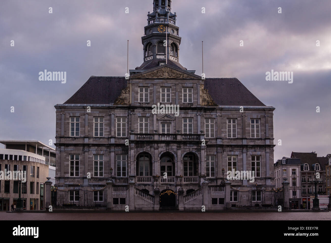 Das Rathaus der niederländischen Stadt Maastricht auf dem Marktplatz im Januar 2015 Stockfoto