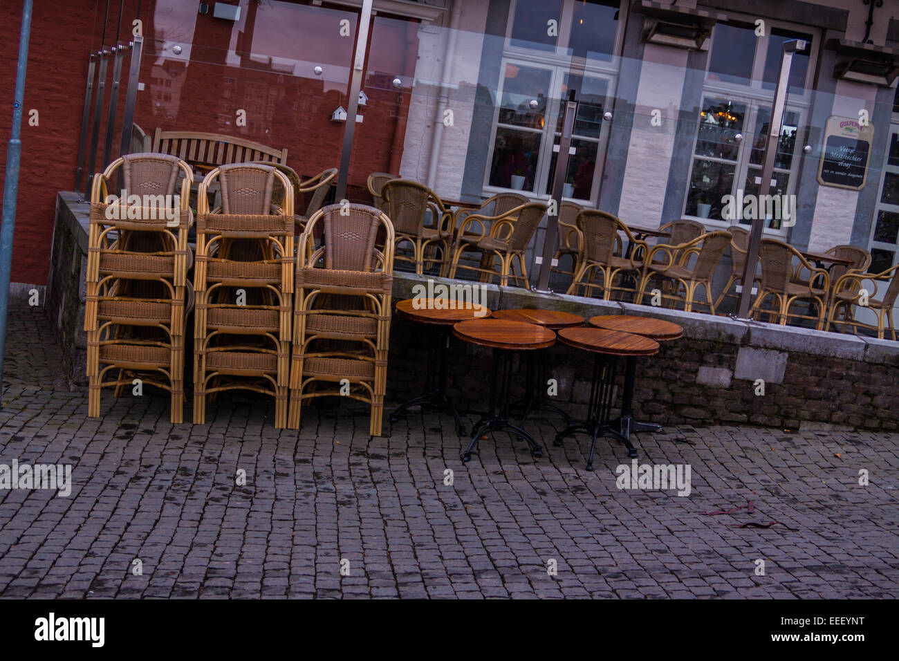 Tische und Stühle stehen auf der Straße vor einem Café-Bar-Bistro in Maastricht, Limburg, Niederlande Stockfoto