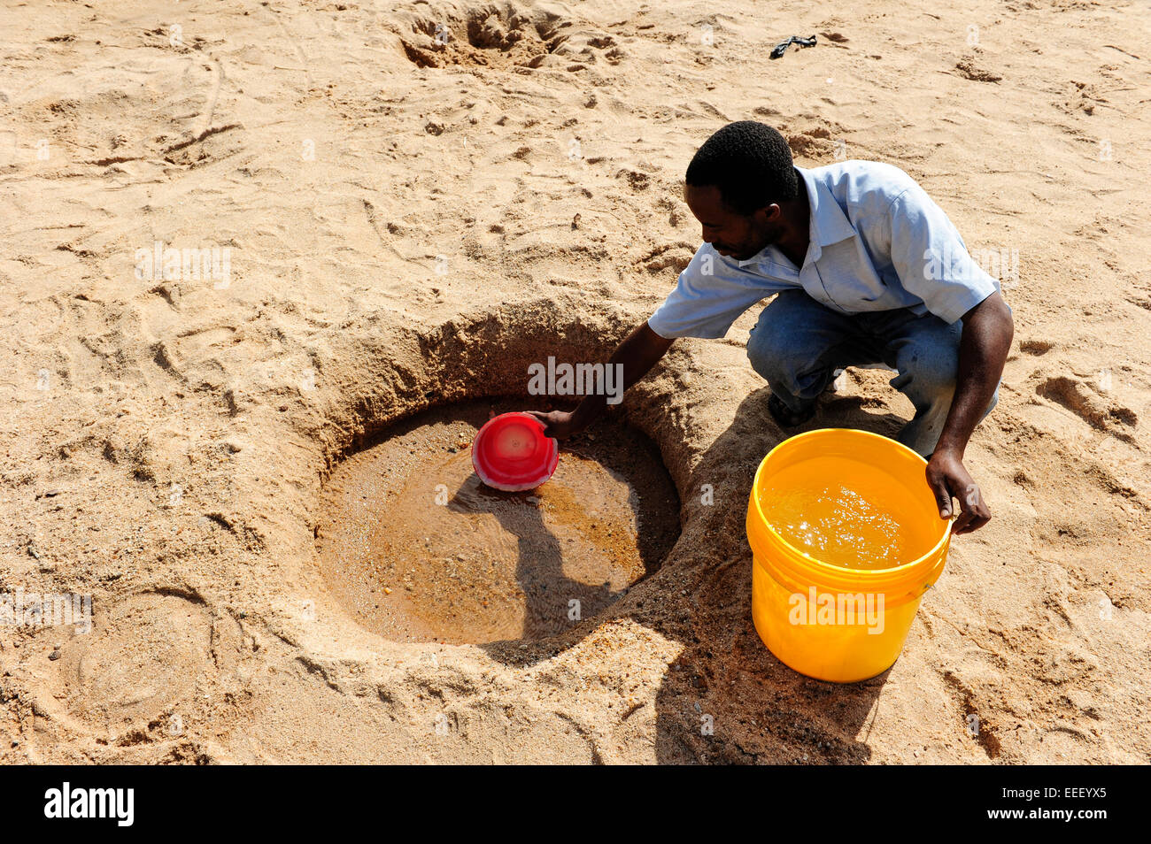 Tansania, Kondoa, Leute holen Trinkwasser aus trockenen Flussbett Stockfoto