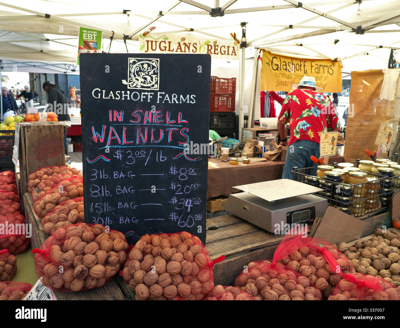 Farmers Market Stall spezialisiert auf Nussbaum Produkte auf Embarcadero der Ferry Plaza Farmers Market Ferry Building in San Francisco, USA Stockfoto